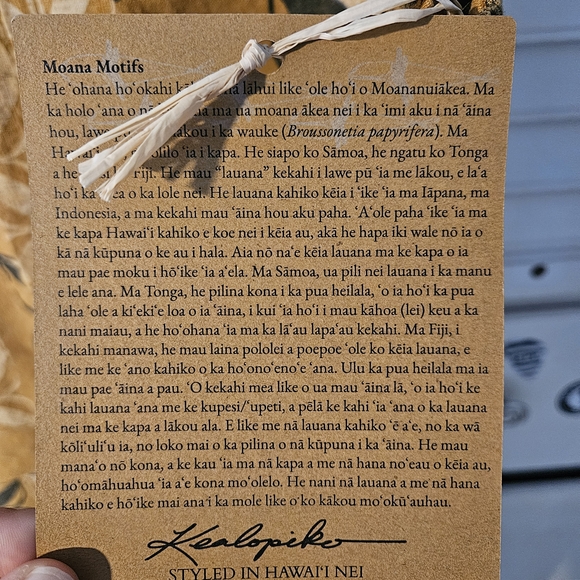 KEALOPIKO KEYHOLE JUMPER - SIZE MEDIUM - MOANA MOTIFS PRINT - MUSTARD/TAN COLOR - Picture 2 of 6